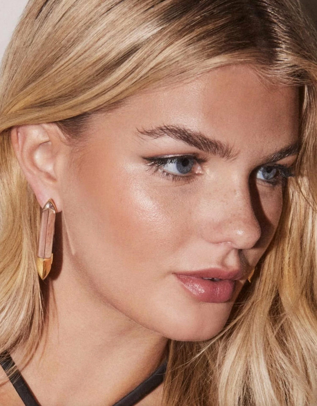 Kendra Scott Arden Statement Hoop Earring - Gld 160 in Ivory/Gold - women 5 Kendra Scott Arden Statement Hoop Earring - Gld 160 in Ivory/Gold - women - Image 3